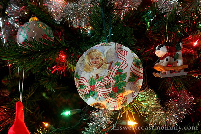 Make #upcycled #Christmas ornaments from left over wrapping paper - easy craft idea!