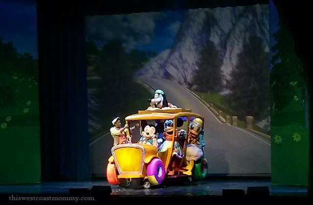 Disney Live! Mickey's Rockin' Road Show - Mickey and the gang on the road trip bus