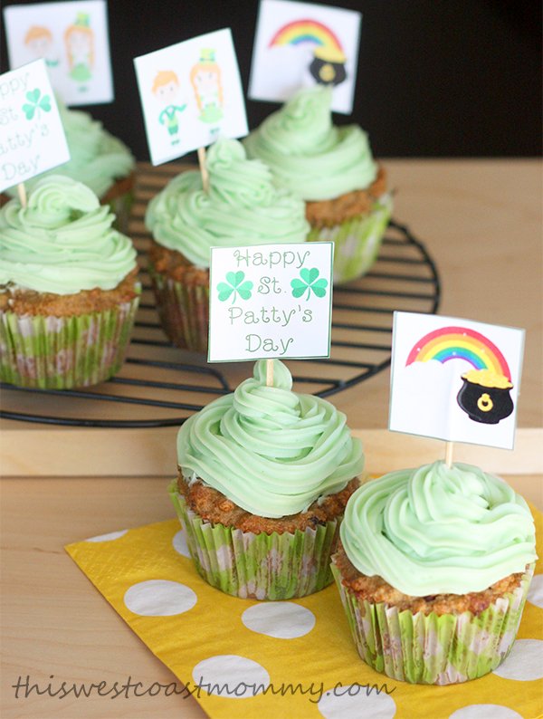 Download this FREE printable for St. Patty's Day cupcake toppers!